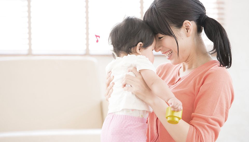 子どもとおでこをくっつける母親